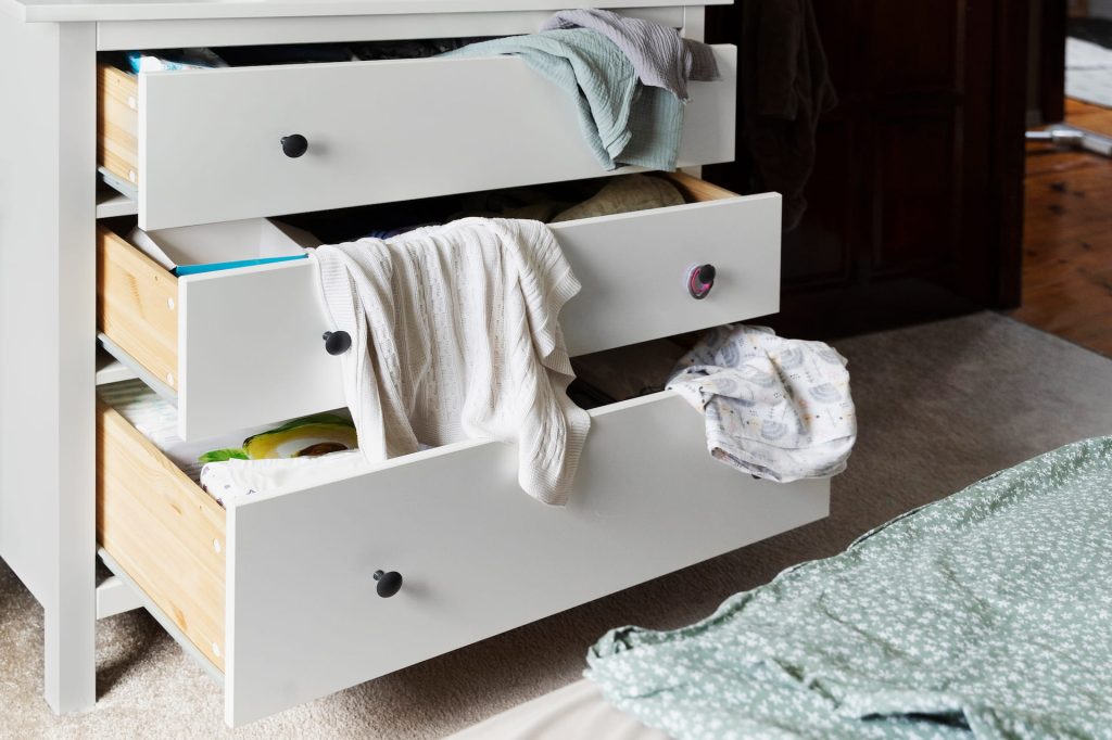 How to Secure Dresser Drawers When Moving – Expert Tips and Step-by-Step Instructions